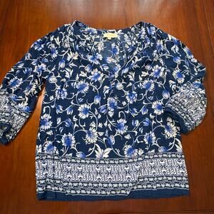 Lucy & Laurel Blue Floral Top Size Medium